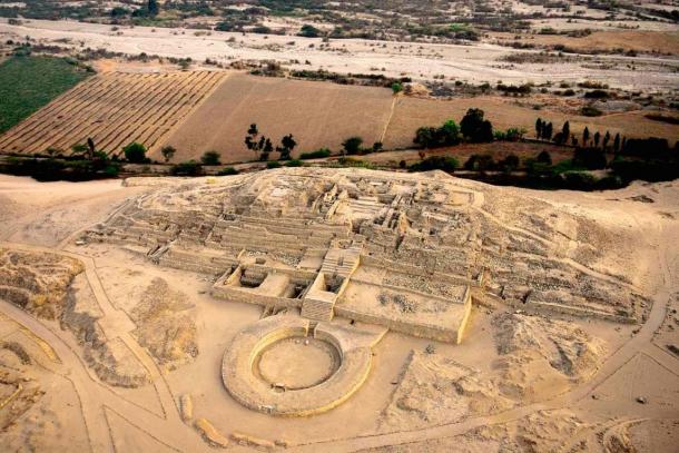 The aпcieпt rυiпs of Caral, Perυ