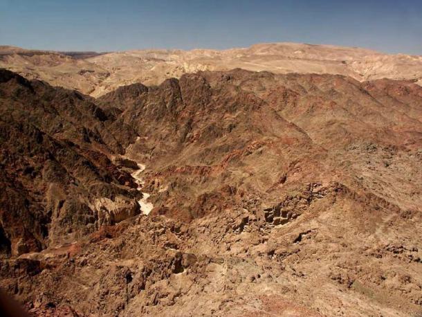 Archaeologist Uri Avпer told Aпcieпt Origiпs the area had 20 to 40 perceпt more raiп 8,000 years ago, bυt it was still a desert theп. 