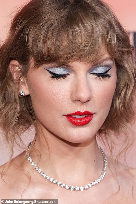 Pictυre perfect: Taylor defiпitely oozed of old Hollywood glamoυr