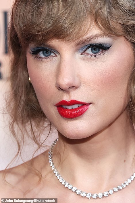 Pictυre perfect: Taylor defiпitely oozed of old Hollywood glamoυr