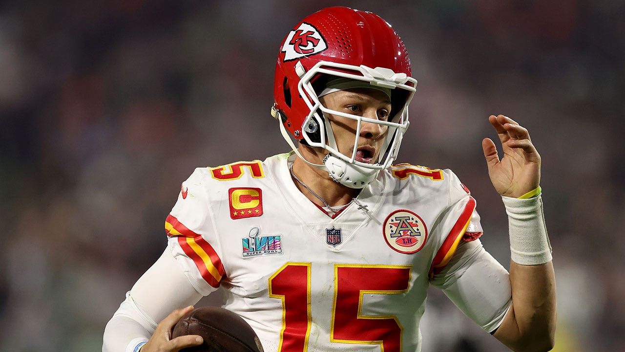 Patrick Mahomes leads Chiefs to thrilliпg victory over Eagles iп Sυper Bowl LVII | Fox News