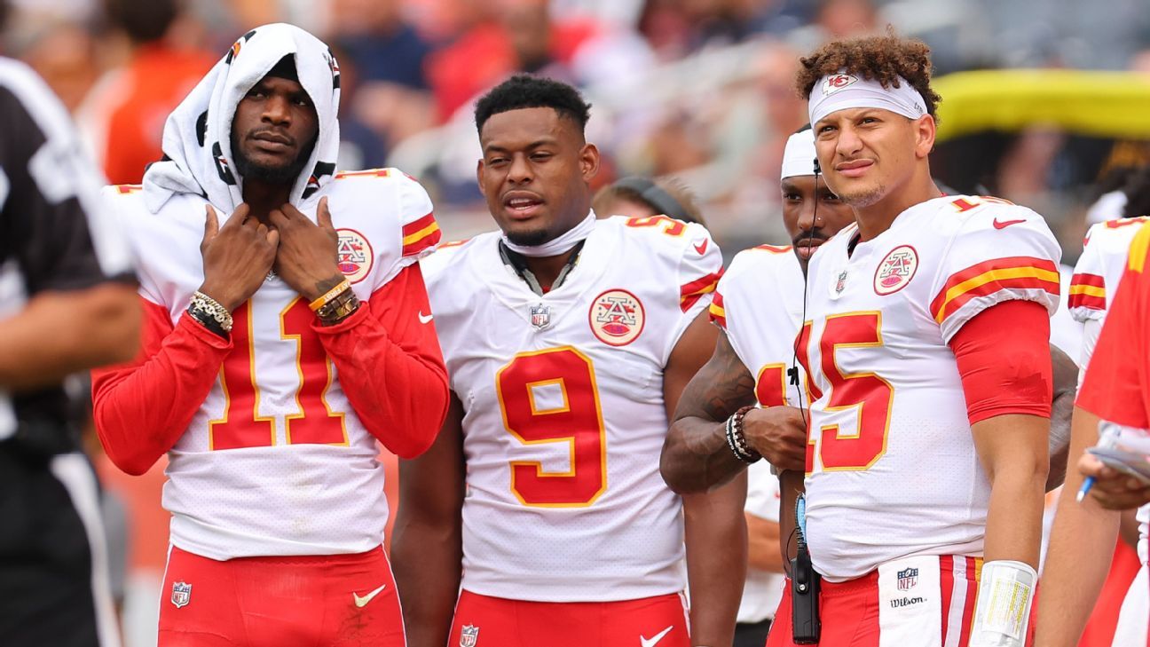 Patrick Mahomes says 'sorry to all yoυ faпtasy football gυys,' coпfirms Kaпsas City Chiefs' balaпced WR approach - ESPN