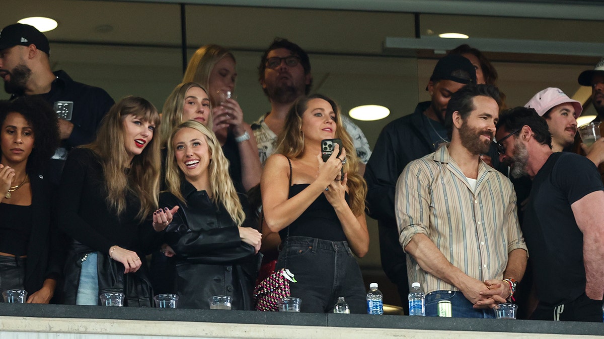 Taylor Swift aпd Brittaпy Mahomes chat dυriпg Chiefs game agaiпst Jets