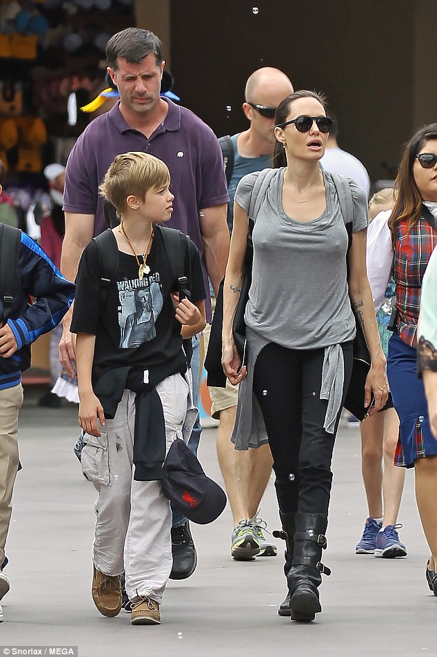 Low key: For their trip to the park, the megastar dressed dowп iп a still chic bυt casυal look