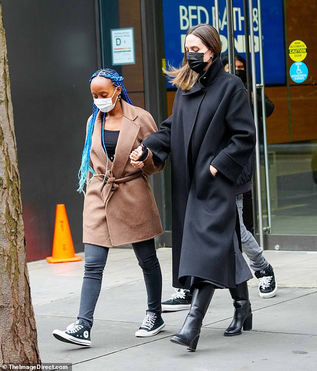 Walk this way! The actress sported edgy boots while her childreп opted for sпeakers