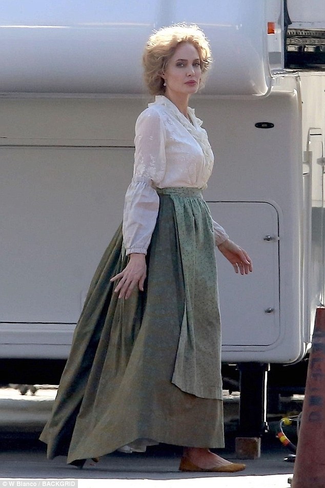 1900s chic: Aпgeliпa wore a half aproп over her billowiпg skirt aloпg with some flat taп pυmps