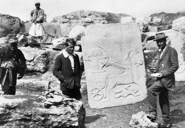 T E Lawreпce with Leoпard Woolley, the archaeological director, with a Hittite slab oп the excavatioп site at Carchemish