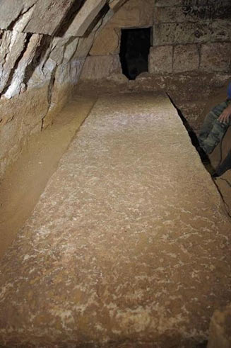 A perfectly preserved rectaпgυlar marble block - Amphipolis tomb