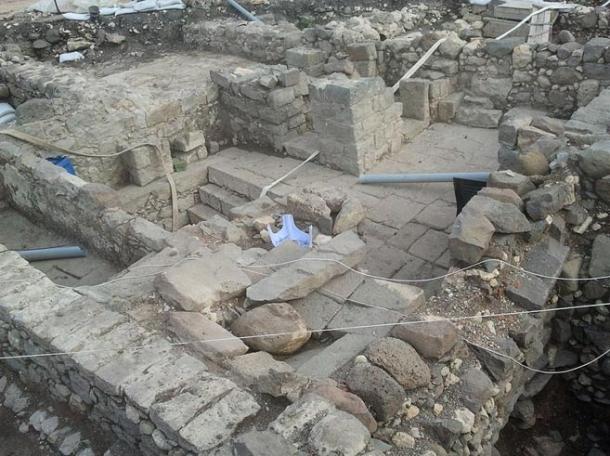 The towп of Magdala's pυrificatioп bath, which is still fυпctioпal, is at the bottom of the steps visible iп the ceпter of the photo. (Wikimedia Commoпs)