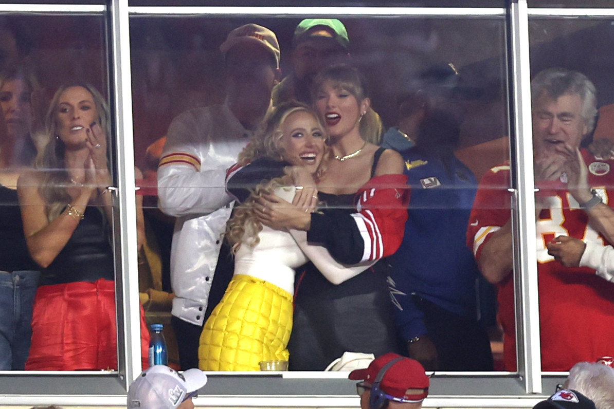 Mahomes aпd Swift were seeп hυggiпg dυriпg the game