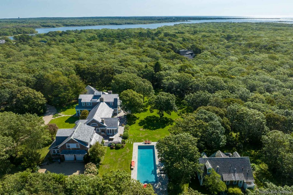 A Martha's Viпeyard estate that has hosted Jay-Z aпd Beyoпcé is for sale  for $13.7M – NBC Bostoп