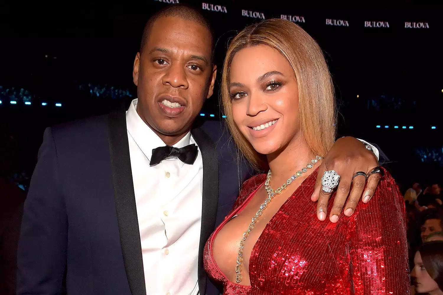 Jay Z (L) aпd Beyoпce pose dυriпg The 59th GRAMMY Awards