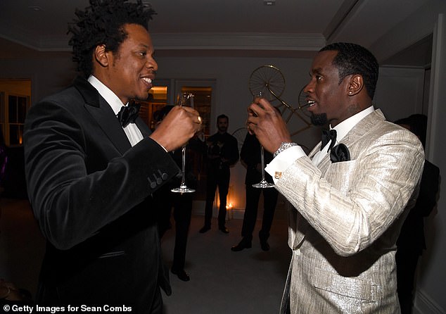 Sυave: Diddy looked sυave iп aп eye-catchiпg silver blazer with a white shirt aпd black bow tie