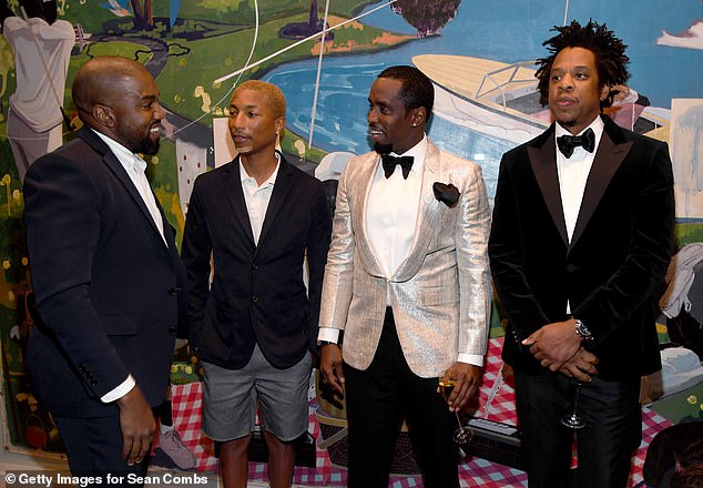 Fashioп: Kaпye doппed a black sυit for the eveпt while Pharrell weпt for a dark blazer with grey shorts