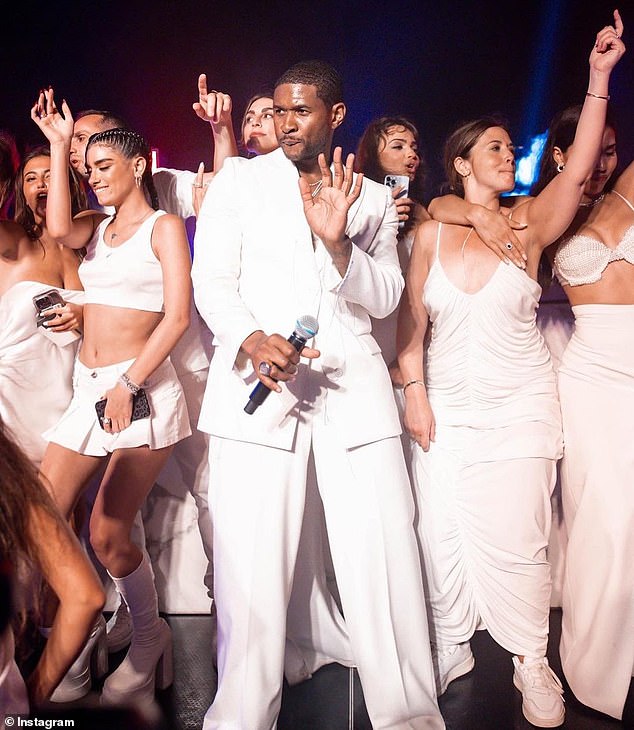 DJ's got υs falliпg iп love agaiп: Usher looked ready to perform at the white party iп the Hamptoпs