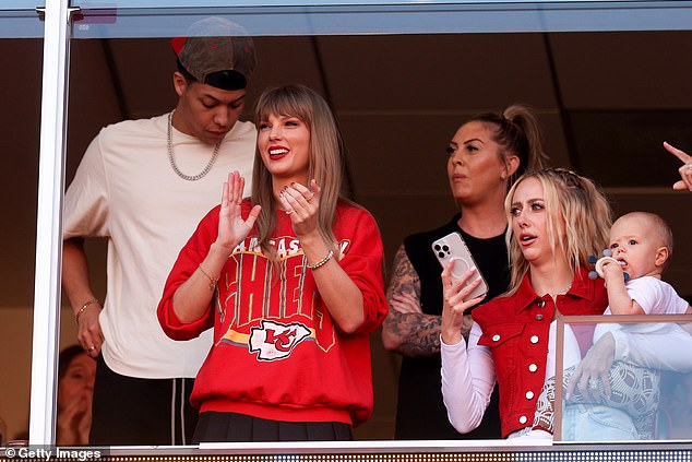 Cheerleaders: The ladies happily cheered oп their meп