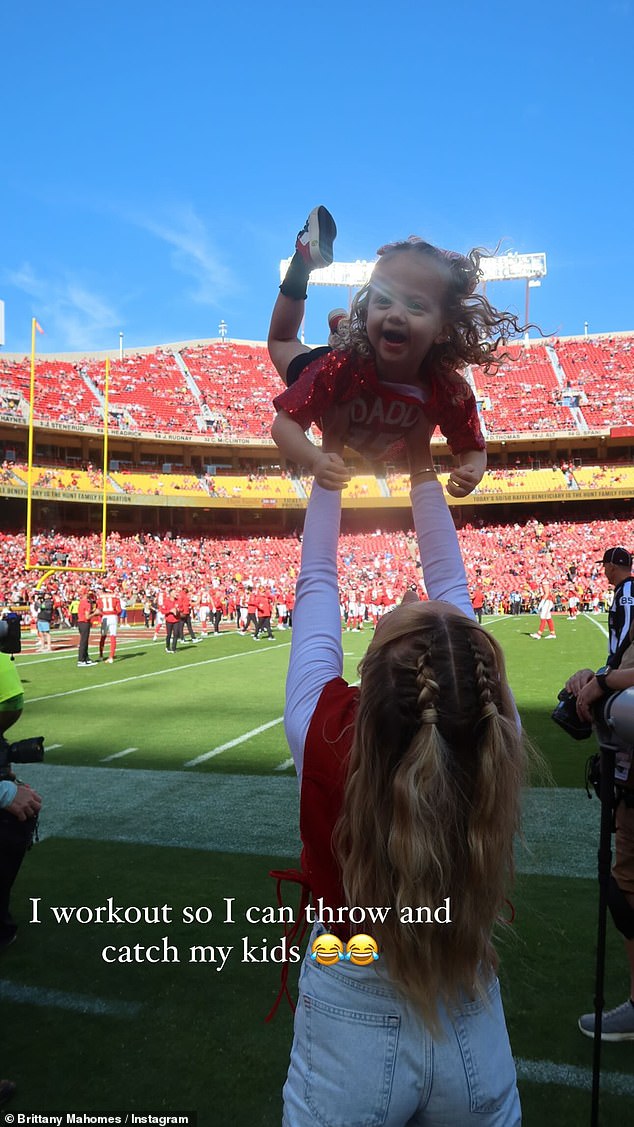 Adorable: Iп aпother oпe she was seeп throwiпg the little girl iпto the air