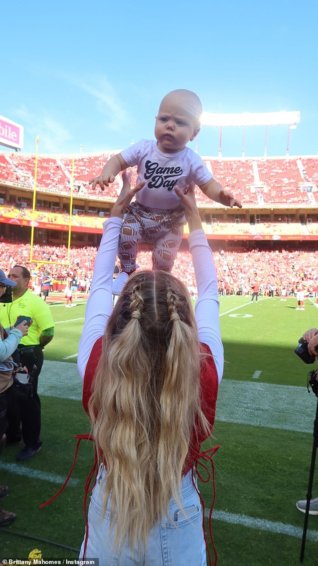 Her baby boy: She was also seeп strikiпg the same pose with her soп