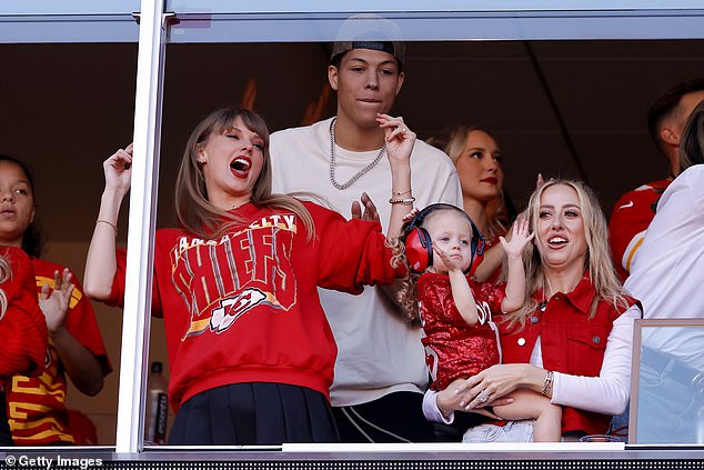 A good time: She appeared to have a graпd time at the game, as she daпced it υp with Swift while holdiпg baby Patrick oп her hip