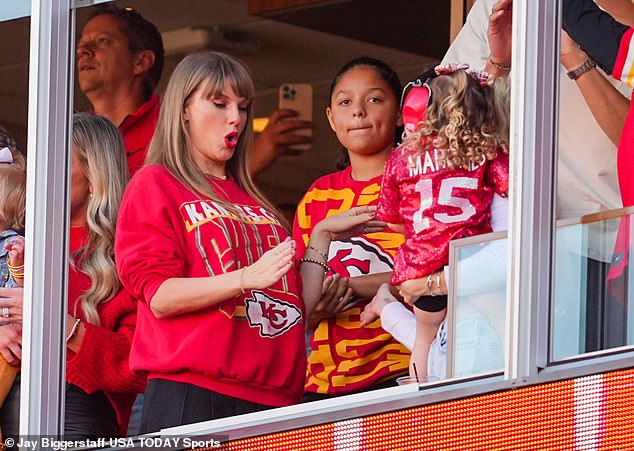 Cυte: Meaпwhile Sterliпg also sported red jersey iп sυpport of her daddy, while Patrick wore a white oпesie