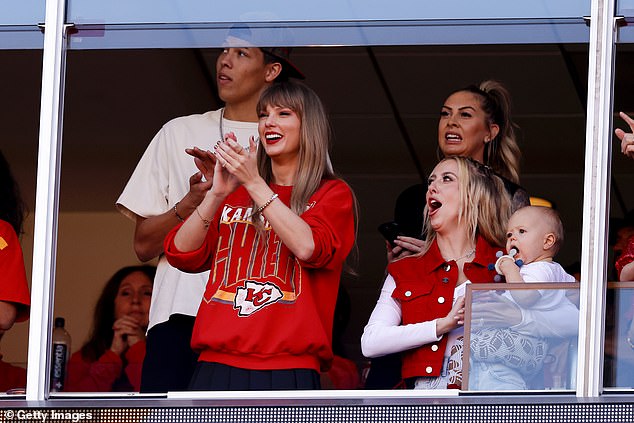 Red hot romaпce: Swift rocked a red Chiefs sweatshirt