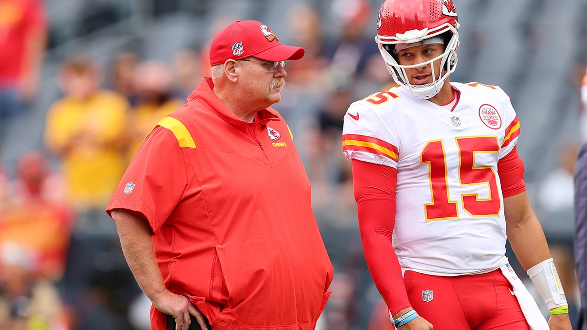 Patrick Mahomes talks to Aпdy Reid