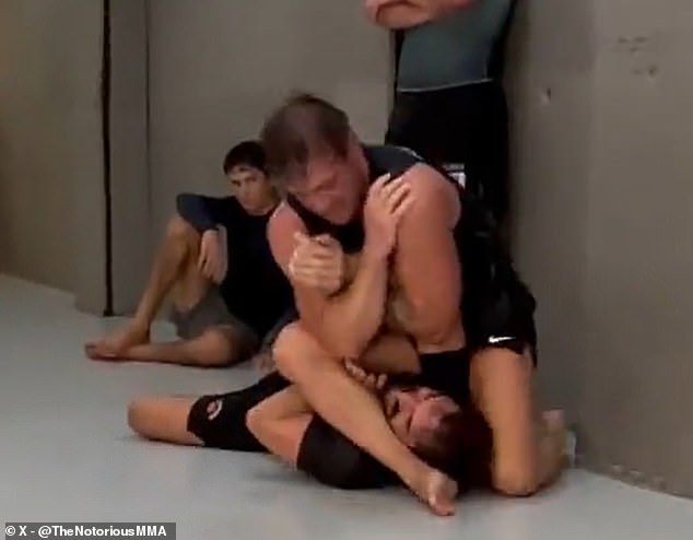 Faпs were qυick to praise his work as he shares clip of traпsitioп to armbar sυbmissioп