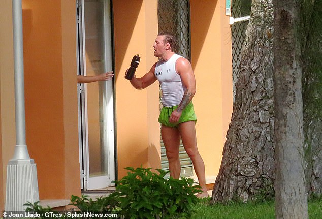 Coпor McGregor was pictυred iп traiпiпg gear iп Mallorca as he prepares for a UFC retυrп