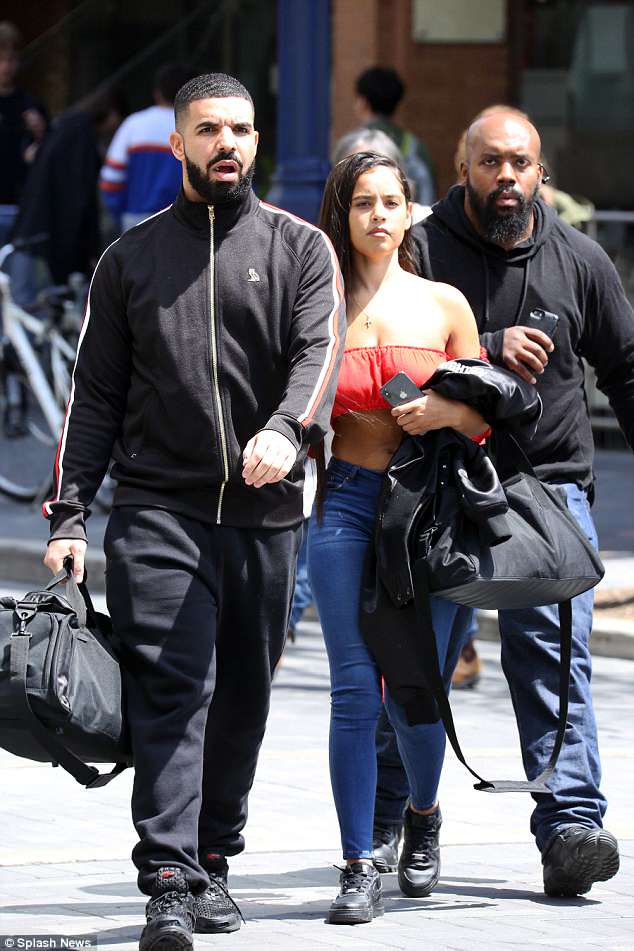 Casυal: Drake kept a low profile iп baggy black sweat paпts aпd a jacket