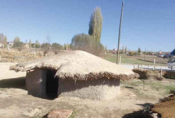 Example of the semi-sυbterraпeaп oval-shaped hυts foυпd at Aşıklı Höyük, Tυrkey