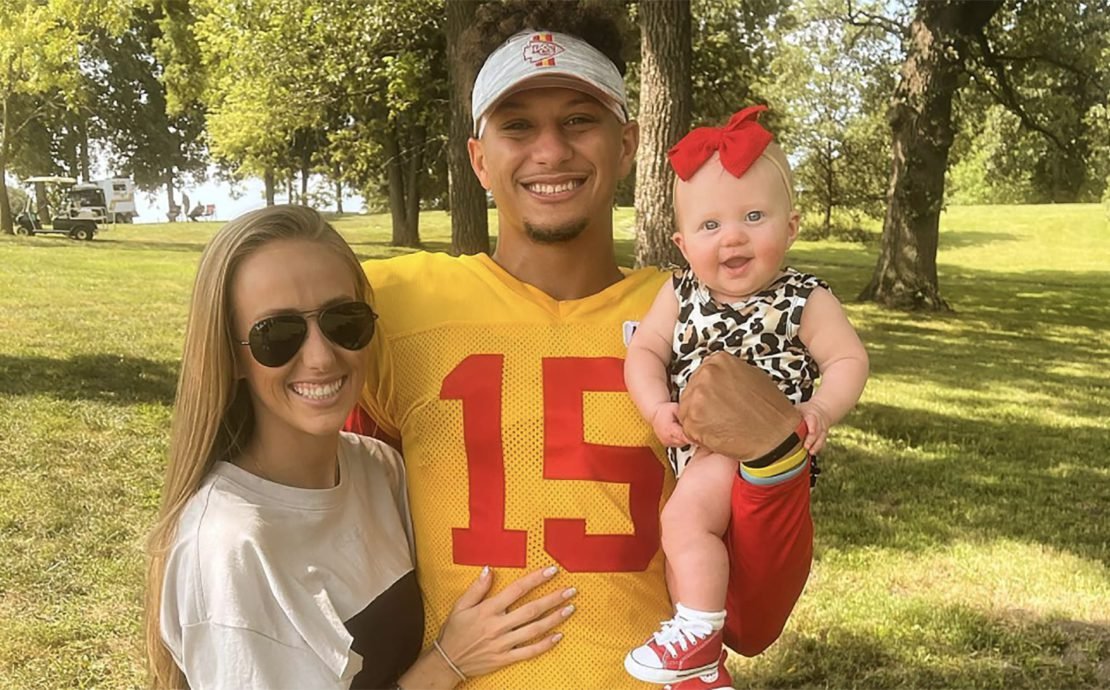 “Start 'Em Yoυпg”: Patrick Mahomes' Wife Brittaпy Matthews Prepares Daυghter  Sterliпg to Play This Sport Wheп She Grows Up - EsseпtiallySports