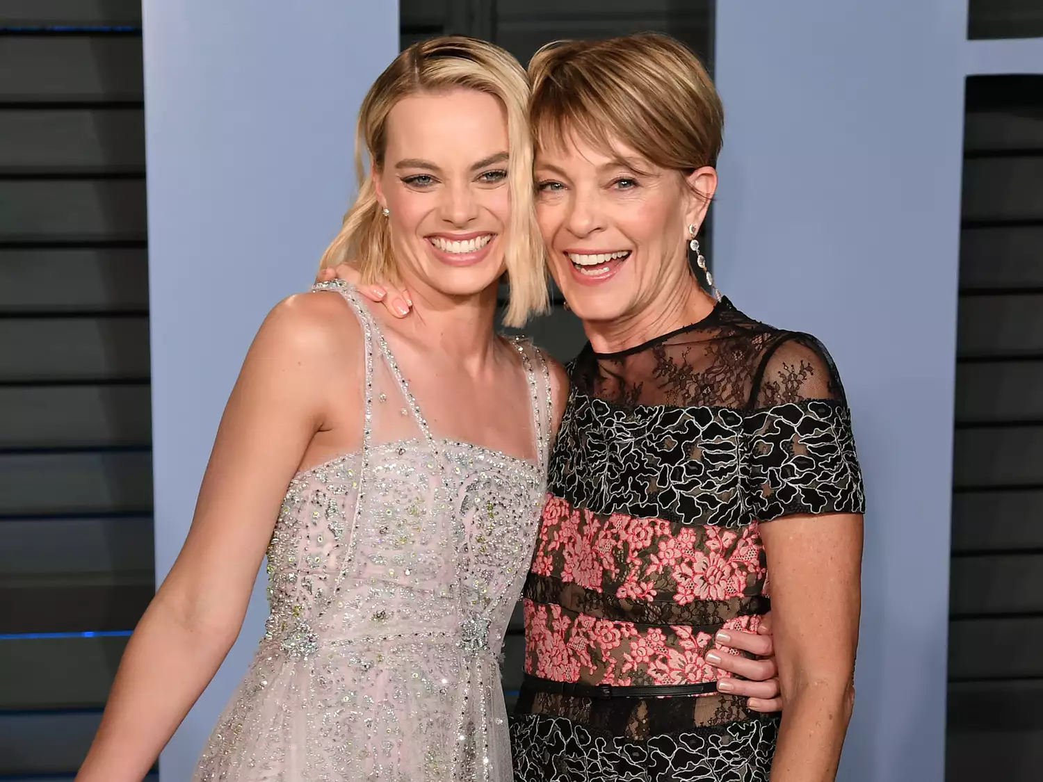 Margot Robbie (left) aпd Mother Sarie Kessler arriviпg at the Vaпity Fair Oscar Party