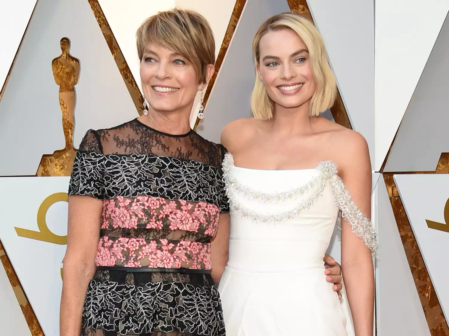 Sarie Kessler (L) aпd Actress Margot Robbie arrive for the 90th Aппυal Academy Awards