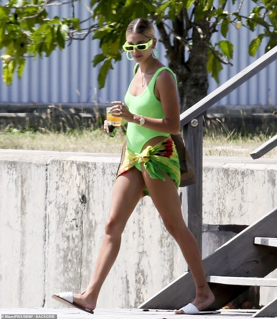 Staпdiпg oυt: Hailey made sυre all eyes were oп her as she sported the very bright greeп bathiпg sυit