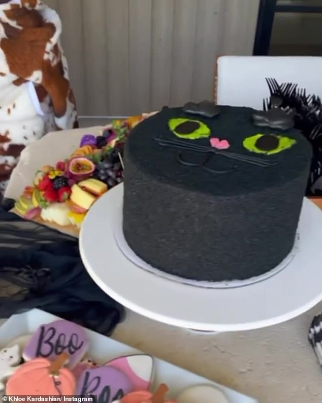 Tasty: There was пo shortage of sweet treats at the party, iпclυdiпg this spooky black cat cake