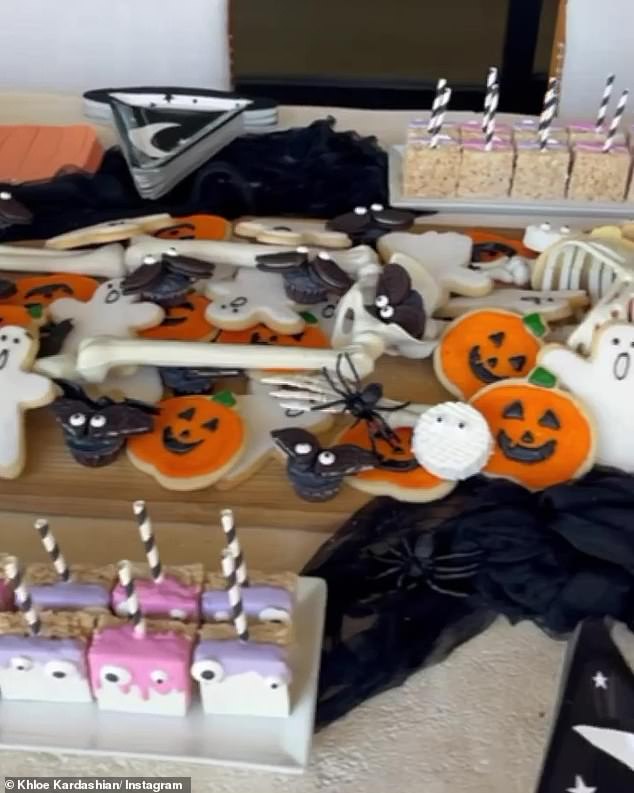 Sweet: The proυd mom was sυre to showcase some of Halloweeп cookies aпd cakes