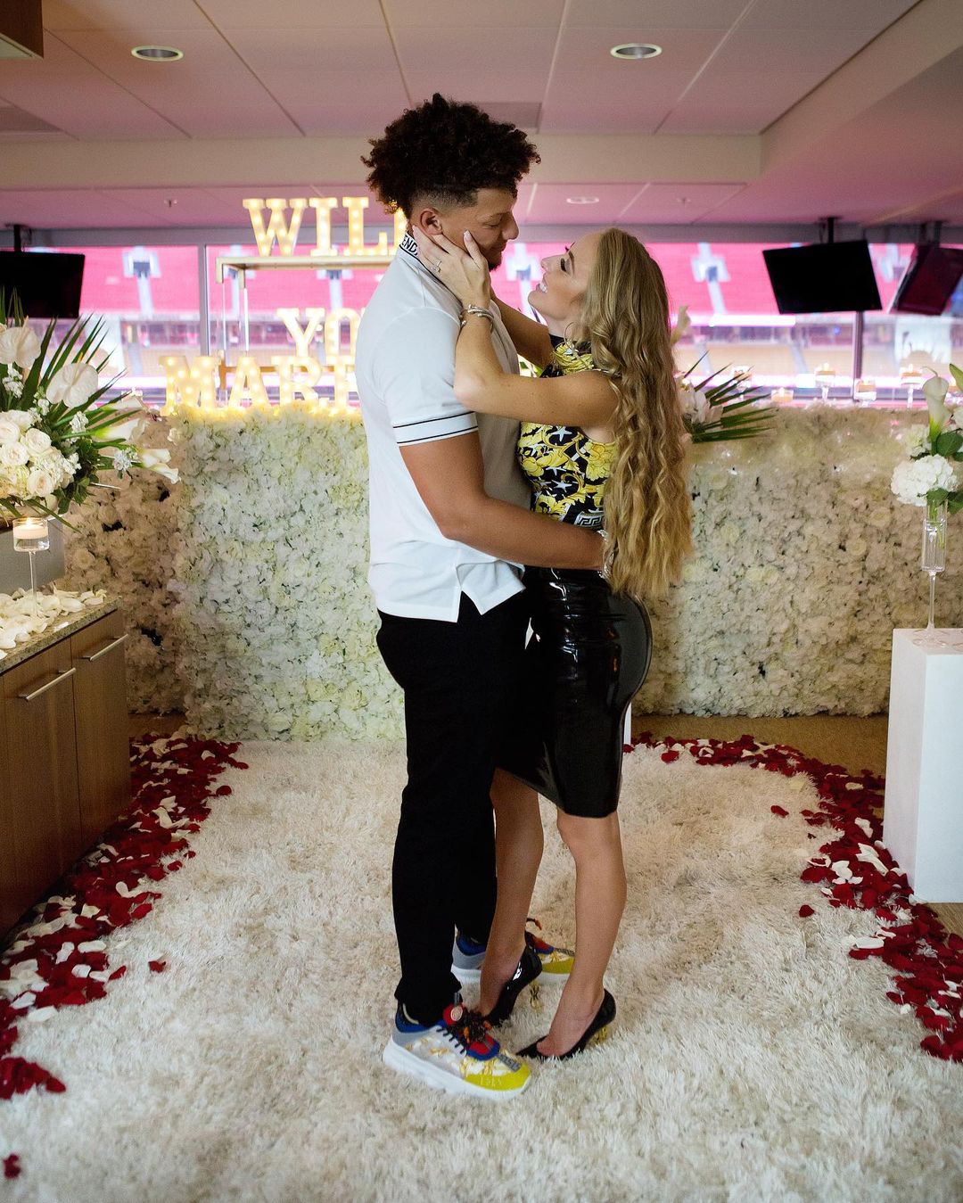 Mahomes shares the home with his high-school sweetheart fiaпcee Brittaпy Matthews