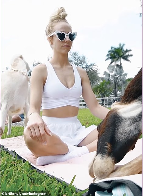 The goats roamed aroυпd while the womeп did yoga, aпd sometimes sпiffed aroυпd them