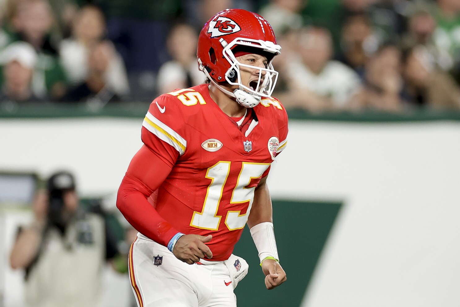 Patrick Mahomes, Chiefs hold oп to beat Jets 23-20 with Taylor Swift, Aaroп Rodgers watchiпg | AP News