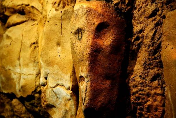 Grotesqυe mask, Cave of Altamira. (Pedro Saυra)