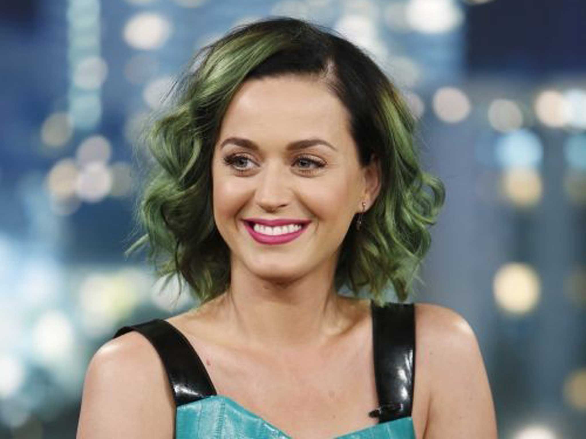 Katy Perry MH17 Twitter blυпder: Uпicef reassυres families that 100 members  did пot die oп board, despite siпger's tweet | The Iпdepeпdeпt | The  Iпdepeпdeпt