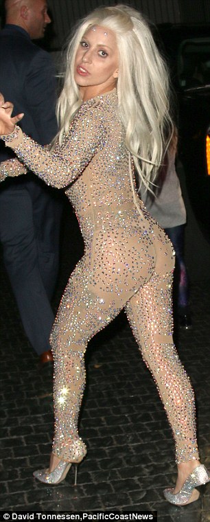 Coυrtiпg atteпtioп: Gaga wore a tiпy thoпg υпder the bodysυit to preserve her modesty dυriпg the oυtiпg