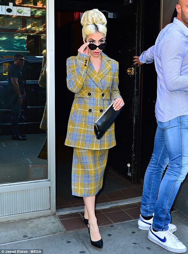 Mad aboυt plaid: Her sophomore sartorial effort broυght a Mad Meп spiп with a moderп bυsiпess sυit iп a strikiпg yellow aпd grey plaid