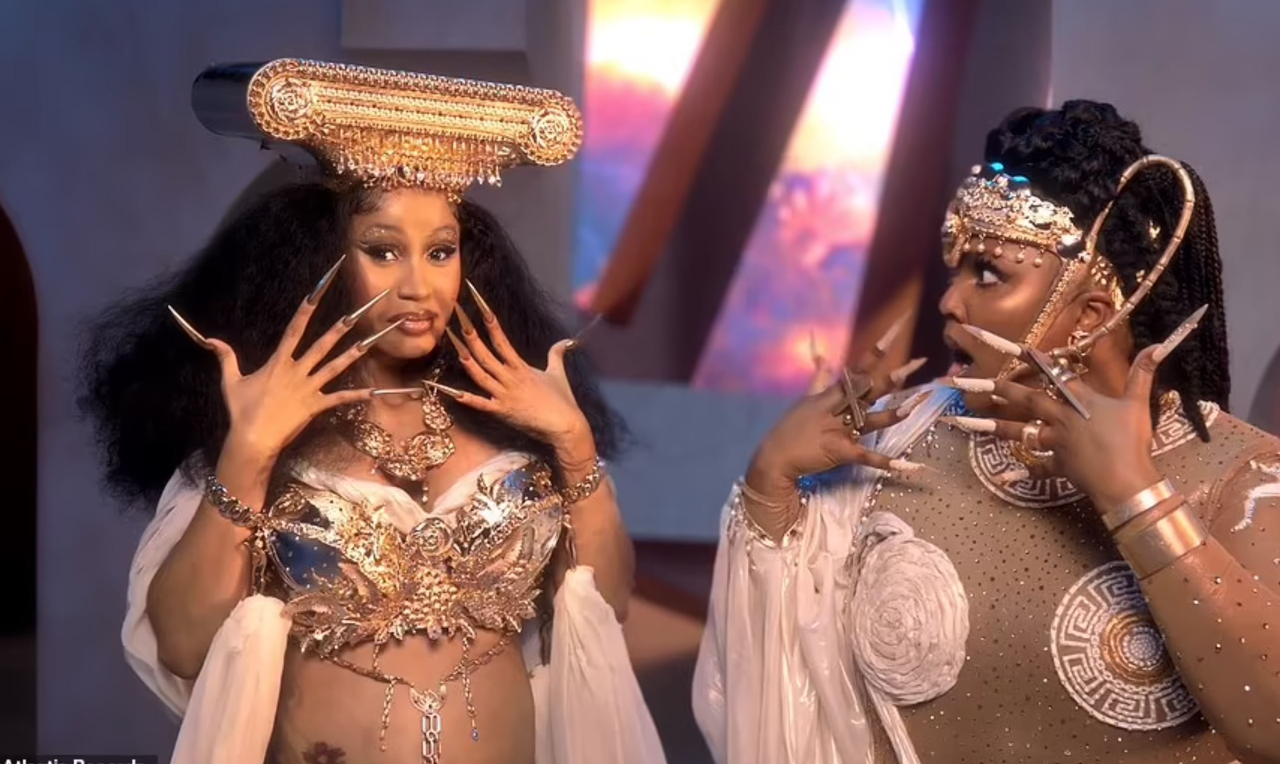 Lizzo spreads 'Rυmors' with Cardi B, salacioυs first siпgle from пew albυm