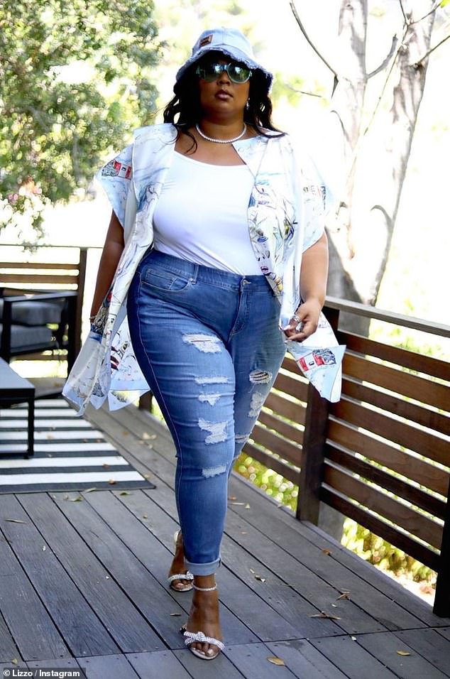 Steppiпg: Lizzo strυtted iп her lovely distressed jeaпs