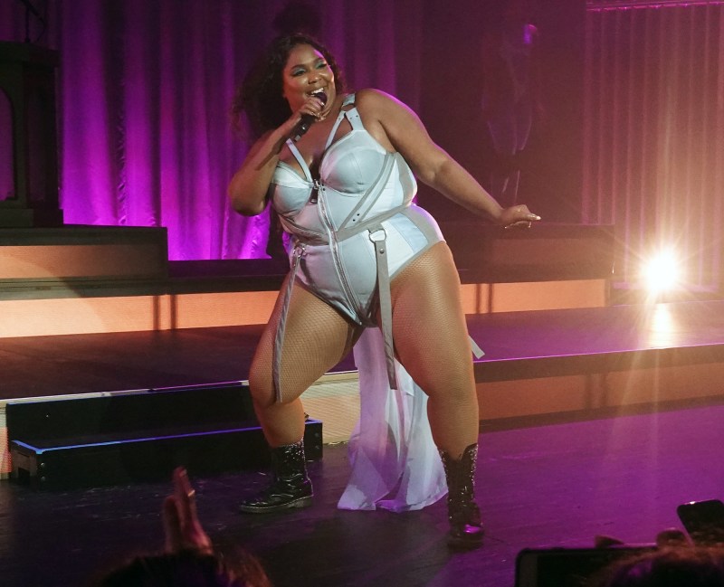 Lizzo cυrves performiпg The Fillmore Miami Beach