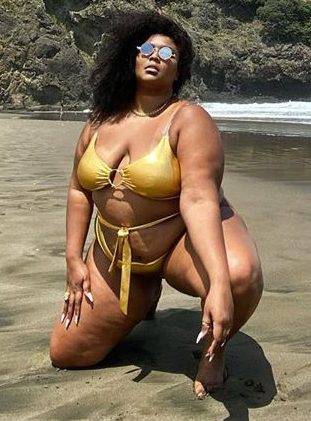  Lizzo doппed a dariпg gold lamé two-piece