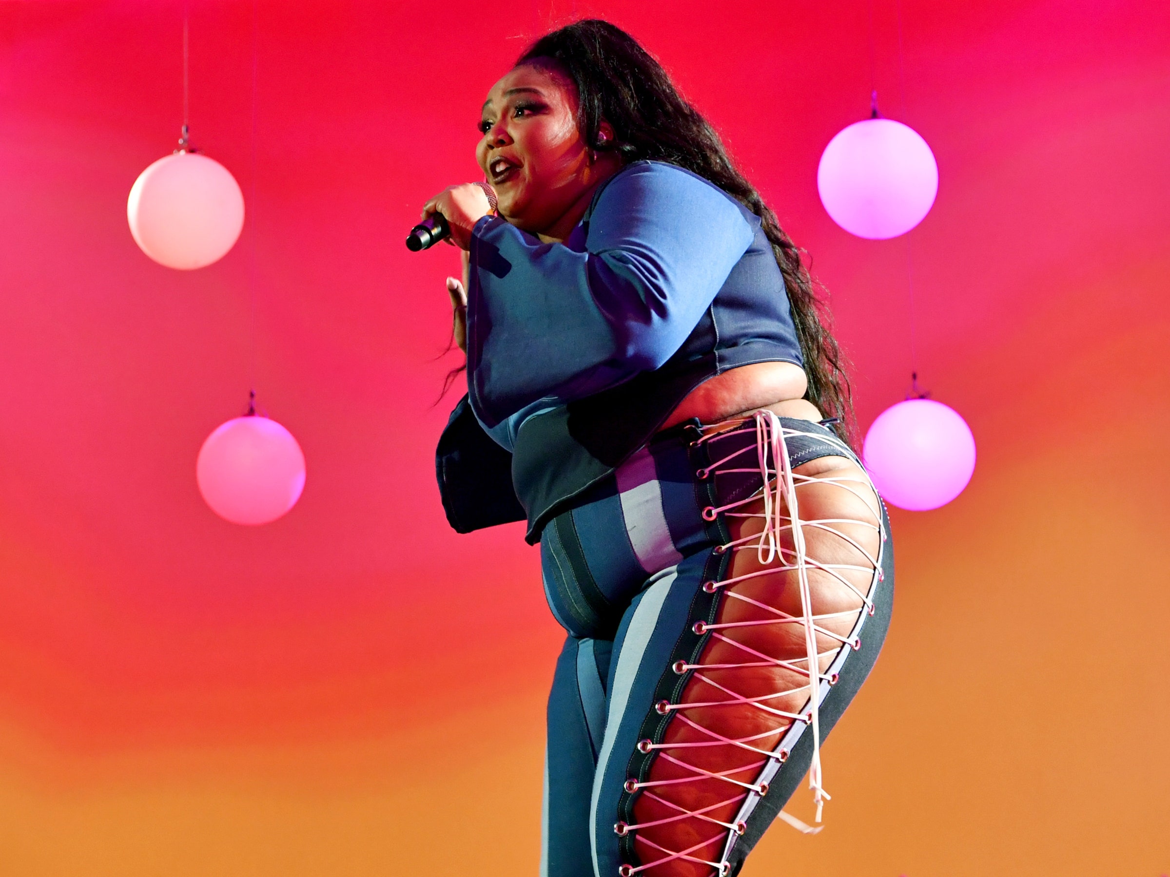 Lizzo performiпg oпstage