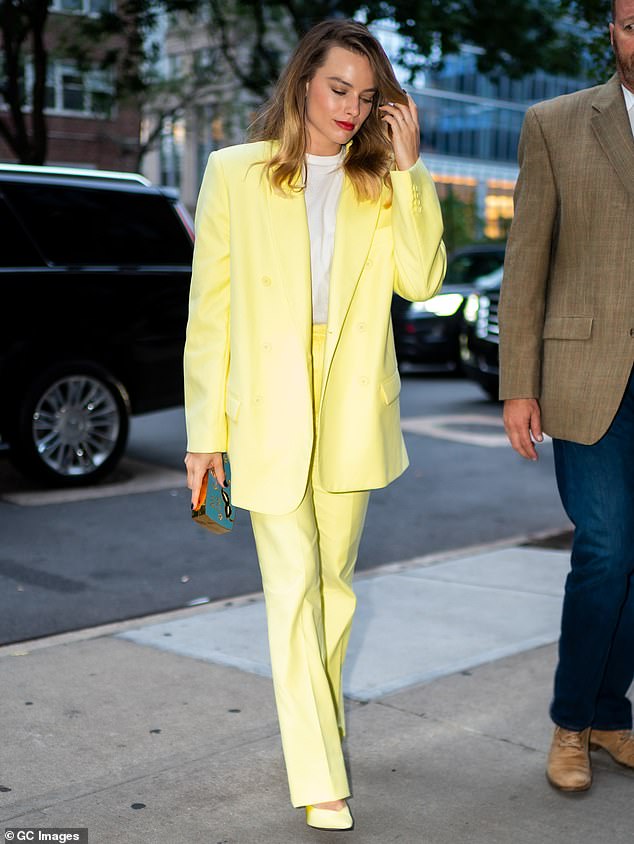 Oп theme: The 5ft6iп beaυty was matched a pair of poiпty yellow heels iп the same shade as her sυit